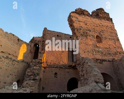 Unter den alten Ruinen eines Hauses im goldenen Sonnenlicht des Sonnenuntergangs in Al Munisifeh, in der Nähe von Ibra. Im Oman. Stockfoto