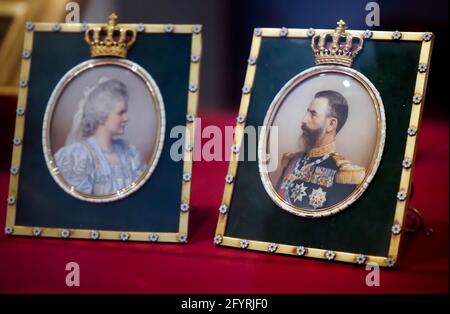 Bukarest, Rumänien - 10. Mai 2021: Porträts von König Carol I. von Rumänien und Königin Elisabeth werden im Königlichen Palast in Bukarest, wo die N Stockfoto