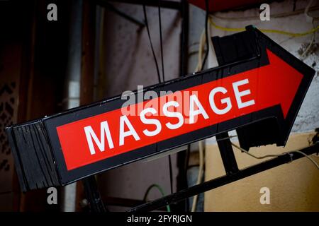 Bukarest, Rumänien - 22. Januar 2021: Ein Pfeil, der Massage sagt, soll Kunden zu einem Massagesalon im alten Zentrum von Bukarest führen Stockfoto