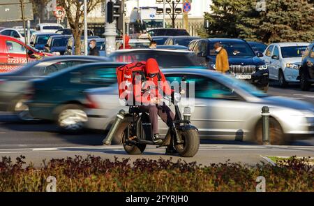 Bukarest, Rumänien - 01. April 2021: Ein Tazz von EMAG Food Delivery Courier sitzt auf einem Smart Balance Elektroroller. Die Lieferung wird vom Kunden bevorzugt Stockfoto