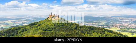 Panoramablick auf die Burg Hohenzollern auf der Bergspitze, Landschaft mit deutscher Burg wie mittelalterliche Burg, Deutschland. Es ist ein Wahrzeichen in der Nähe von Stuttgart. Stockfoto