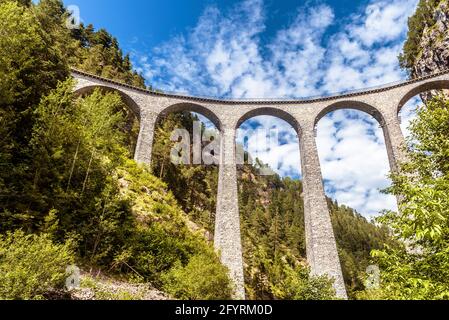 Landwasserviadukt in den Schweizer Alpen, Panorama der Eisenbahnbrücke in der Schweiz. Dieser Ort ist ein berühmtes Wahrzeichen der Alpen. Berglandschaft mit erstaunlicher ra Stockfoto