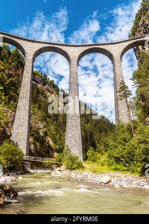 Landwasserviadukt in den Schweizer Alpen, vertikale Ansicht der Eisenbahnbrücke in der Schweiz. Dieser Ort ist ein berühmtes Wahrzeichen. Berglandschaft mit erstaunlicher Eisenbahn Stockfoto