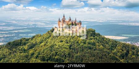 Burg Hohenzollern auf der Bergspitze, Panoramablick auf die deutsche Burg wie eine mittelalterliche Burg, Deutschland. Es ist ein Wahrzeichen in der Nähe von Stuttgart. Landschaft von S Stockfoto