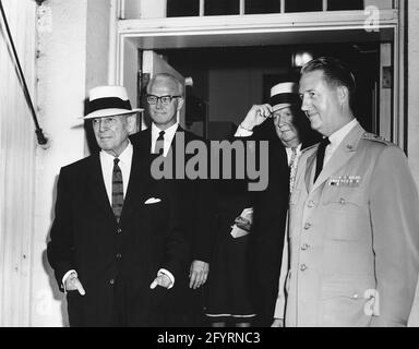 General Douglas MacArthur verlässt das Weiße Haus nach einem Treffen mit Präsident John F. Kennedy. Von links nach rechts: General MacArthur; Repräsentant L. Mendel Liveres (South Carolina); Assistent von General MacArthur, Major General Courtney Whitney; militärische Unterstützung des Präsidenten, General Chester V. Clifton. Eingang im Westflügel, weißes Haus, Washington, D.C., 16. August 1962 Treffen mit General Douglas MacArthur, 10:50 UHR. Stockfoto