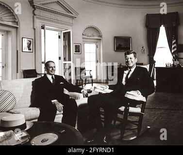Präsident John F. Kennedy trifft sich mit General Douglas MacArthur um 10:50 UHR im Oval Office des Weißen Hauses. Stockfoto