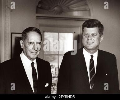 Präsident John F. Kennedy trifft sich mit General Douglas MacArthur um 10:50 UHR im Oval Office des Weißen Hauses. Stockfoto