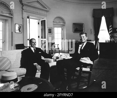 Präsident John F. Kennedy trifft sich mit General Douglas MacArthur um 10:50 UHR im Oval Office des Weißen Hauses. Stockfoto