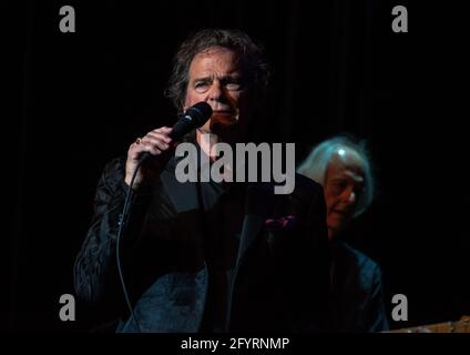 **DATEI FOTO** B.J. Thomas Ist Gestorben. Emporia, Kansas, USA, 20. April 2019 BJ Thomas, ein fünfmaliger Grammy-Empfänger, spielt einige seiner legenadry Songs, darunter "Raindrops Keep Falling On My Head" und "Somebody Done Somebody Wrong" auf der Bühne des historischen Granada Theatre. Kredit: Mark Reinstein/MediaPunch Stockfoto