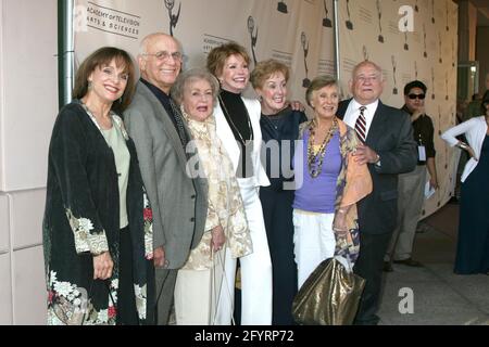 Los Angeles, USA. August 2008. Valerie Harper, Gavin MacLeod, Betty White, Mary Tyler Moore, Georgie Engel, Cloris Leachman & Ed Asner bei der Ankunft bei der ATAS Honors Betty White 'Celebrating 60 Years on Television' an der Television Academy in No Hollywood, CA am 7. August 2008 © 2008 Kathy Hutchins/Hutchins Foto (Foto von Katrina Jordan/Sipa USA) Quelle: SIPA USA/Alamy Live News Stockfoto