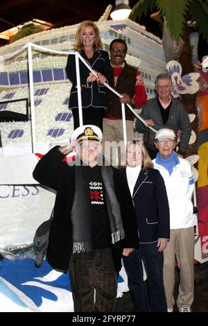 Pasadena, USA. Dezember 2014. LOS ANGELES - 30. DEZEMBER: Top (L-R) Jill Whelan, Ted lange, Fred Grandy; Bottom (L-R) Gavin MacLeod, Lauren Tewes, Bernie Kopell bei der ursprünglichen „Love Boat“-Besetzung ziert Rose Parade von Princess Cruises am 30. Dezember 2014 in Pasadena, CA (Foto von Katrina Jordan/Sipa USA) Quelle: SIPA USA/Alamy Live News Stockfoto