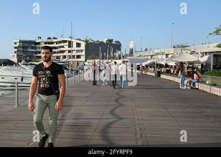 Beirut, Libanon. Mai 2021. Freizeit am Samstagabend in Zaytunay Bay, Beirut, am 29. Mai 2021 im Libanon. Menschen, die auf der Promenade spazieren (Elisa Gestri/Sipausa) Quelle: SIPA USA/Alamy Live News Stockfoto