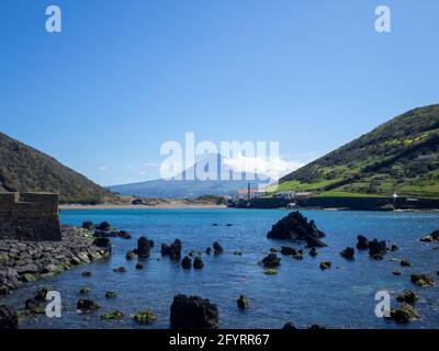 Vulkanisches Gestein in der Bucht von Porto Pim, Faial Island Stockfoto