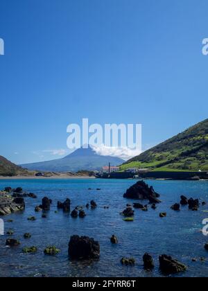 Vulkanisches Gestein in der Bucht von Porto Pim, Faial Island Stockfoto