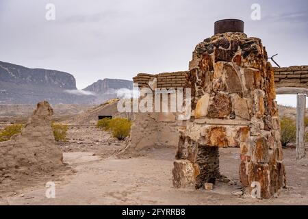 Versteinerter Holzkamin in Ruinen von Zuhause in Big Bend Nationalpark Stockfoto