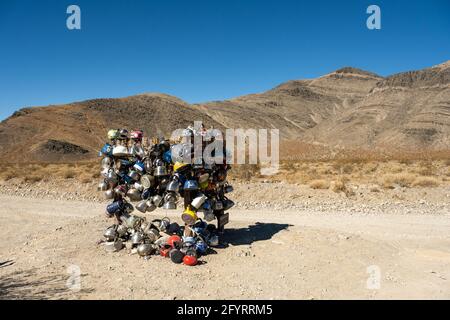 Stapel von Teekannen auf dem Schild an der Teakettle Junction in Death Valley National Park Stockfoto