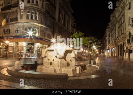 BELGRAD, SERBIEN - 24. JUNI 2017: Kneza Mihailova Straße in der Nacht, mit einer langen Belichtungszeit auf Menschen in der Nähe von Delijska Cesma Brunnen. Knez Mihai Genannt Stockfoto