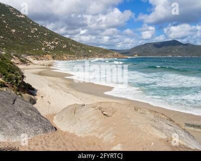 Der wunderschöne Sandstrand von Little Oberon Bay ist der perfekte Ort für einen Kurzurlaub und einen Snack - Wilsons Promontory, Victoria, Australien Stockfoto