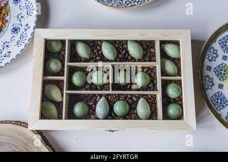 Ein Blick von oben auf kleine Kekse in einer Holzkiste Auf dem Tisch mit verschiedenen Desserts Stockfoto
