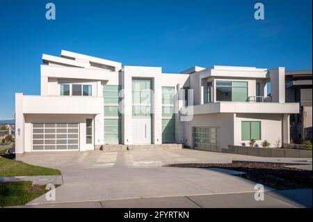 Calgary, Alberta - 29. Mai 2021: Schönes, modernes Vorstadthaus in Calgary, Alberta. Stockfoto