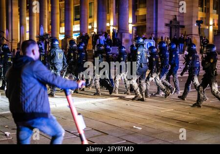 Stuttgart, Deutschland. Mai 2021. Die Polizei läuft über den Schlossplatz. In der Nacht kam es zu Zusammenstößen zwischen Jugendlichen und der Polizei rund um den Schlossplatz. Quelle: Christoph Schmidt/dpa/Alamy Live News Stockfoto