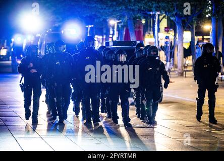 Stuttgart, Deutschland. Mai 2021. Die Polizei läuft durch die Königstraße in der Stuttgarter Innenstadt. In der Nacht kam es um den Schlossplatz zu Zusammenstößen zwischen Jugendlichen und der Polizei. Quelle: Christoph Schmidt/dpa/Alamy Live News Stockfoto