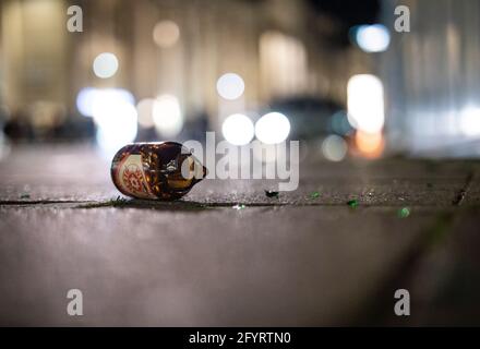 Stuttgart, Deutschland. Mai 2021. Auf dem Schlossplatz liegt eine zerbrochene Bierflasche. In der Nacht kam es zu Zusammenstößen zwischen Jugendlichen und der Polizei rund um den Schlossplatz. Quelle: Christoph Schmidt/dpa/Alamy Live News Stockfoto