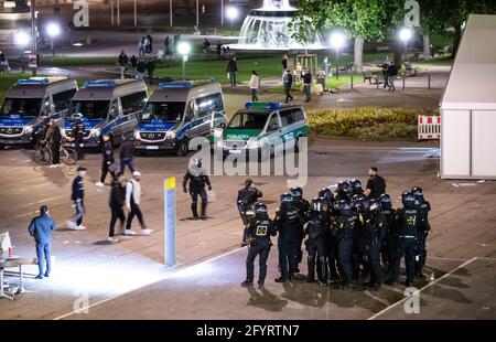 Stuttgart, Deutschland. Mai 2021. Die Polizei steht am Schlossplatz. In der Nacht kam es zu Zusammenstößen zwischen Jugendlichen und der Polizei rund um den Schlossplatz. Quelle: Christoph Schmidt/dpa/Alamy Live News Stockfoto