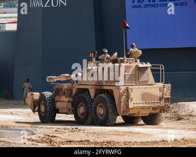 Abu Dhabi, VAE - 20.2.2013: Südafrikanische G6 Rhino-Mine-geschützte, selbstfahrende 155mm Haubitze auf der IDEX 2013 Militärausstellung Stockfoto