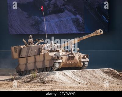 Abu Dhabi, VAE - 20.02.2013: Streitkräfte der Vereinigten Arabischen Emirate M-109A1 155mm Selbstfahrende Haubitze auf der IDEX 2013 Militärausstellung Stockfoto