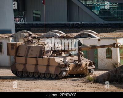 Abu Dhabi, VAE - 20.02.2013: Streitkräfte der Vereinigten Arabischen Emirate M-109A1 155mm Selbstfahrende Haubitze auf der IDEX 2013 Militärausstellung Stockfoto