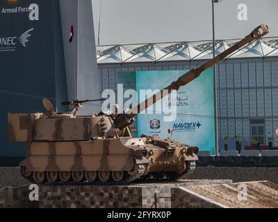Abu Dhabi, VAE - 20.02.2013: Streitkräfte der Vereinigten Arabischen Emirate M-109A1 155mm Selbstfahrende Haubitze auf der IDEX 2013 Militärausstellung Stockfoto