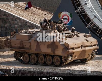 Abu Dhabi, VAE - 20.2.2013: FNSS ACV-300 APC (Panzerbewehrungswagen) auf der IDEX 2015 IDEX 2013 Militärausstellung Stockfoto