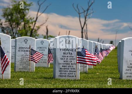 Holly, Michigan, USA. Mai 2021. Amerikanische Flaggen wurden auf die Gräber von Veteranen für den Memorial Day auf dem Great Lakes National Cemetery gelegt. Kredit: Jim West/Alamy Live Nachrichten Stockfoto