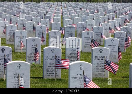 Holly, Michigan, USA. Mai 2021. Amerikanische Flaggen wurden auf die Gräber von Veteranen für den Memorial Day auf dem Great Lakes National Cemetery gelegt. Kredit: Jim West/Alamy Live Nachrichten Stockfoto