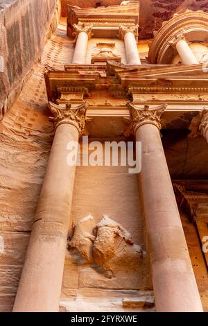 Niedrige Ansicht der Säulen mit korinthischen Kapitellen an der Fassade des Schatzhauses, Al-Khazneh, Reliefs mit griechischen Göttern Dioscuri, petra, jordanien