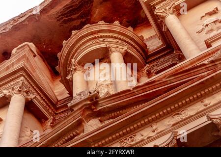 Die zentralen Tholos, Fries, Akroterion, der oberen Ebene der Schatzkammer, wo Beduinen glaubten, Schatz wurde von ägyptischen Pharao, Petra, Jordanien versteckt Stockfoto