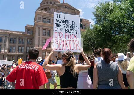 Austin, Texas, USA. Mai 2021. Mehrere tausend Texaner protestieren vor dem State Capitol in Austin gegen ein kürzlich von Gouverneur Abbott unterzeichnetes Gesetz (nicht gezeigt), das den Zugang zu legalen Abtreibungen stark einschränke. Das Gesetz verbietet Abtreibungsverfahren nach Feststellung eines Herzschlags, in der Regel sechs Wochen nach der Empfängnis oder nach der Zeit, in der eine Frau sich einer Präganatie bewusst ist. Quelle: Bob Daemmrich/ZUMA Wire/Alamy Live News Stockfoto