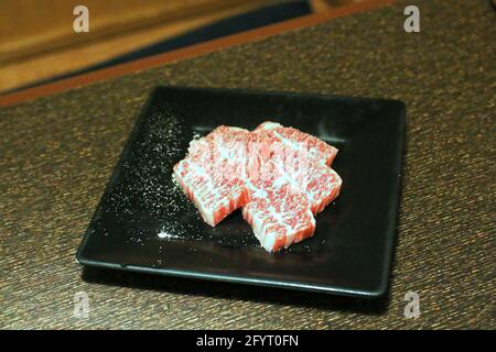 Scheiben rohes Wagyu-/Kobe-Rindfleisch, fertig zum Grillen Stockfoto