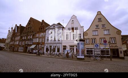 Schöne alte Gebäude in der historischen Stadt Lüneburg Deutschland - LÜNEBURG STADT, DEUTSCHLAND - 11. MAI 2021 Stockfoto