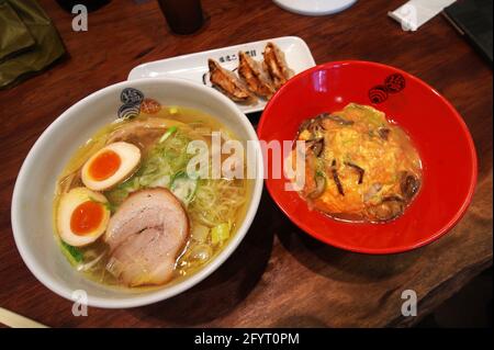 Japanischer Ramen mit Gyoza Stockfoto