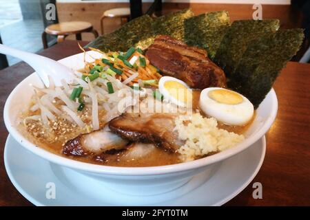 Ramen (Nudeln in einer dicken Schweinebühe) mit Gyoza (gebratene Knödel) Stockfoto