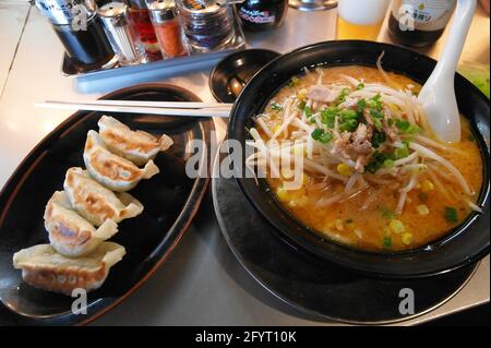 Ramen (Nudeln in einer dicken Schweinebühe) mit Gyoza (gebratene Knödel) Stockfoto