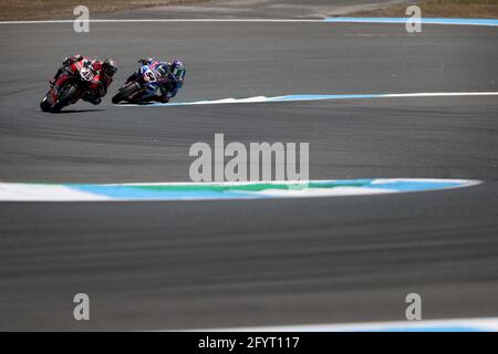 Cascais. Mai 2021. British Scott Redding (L) von Aruba.it Racing - Ducati und der türkische Toprak Razgatlioglu von Pata Yamaha treten mit BRIXX WorldSBK am 29. Mai 2021 beim Rennen 1 der FIM Superbike World Championship Estoril Round auf dem Circuito Estoril in Cascais, Portugal, an. Quelle: Pedro Fiuza/Xinhua/Alamy Live News Stockfoto