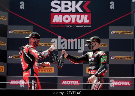 Cascais. Mai 2021. Erster platzierter Brite Scott Redding (L) von Aruba.it Racing - Ducati feiert mit dem drittplatzierten Briten Jonathan Rea vom Kawasaki Racing Team WorldSBK während der Siegerehrung nach dem Rennen 1 der FIM Superbike-Weltmeisterschaft Estoril-Runde am 29. Mai 2021 auf dem Circuito Estoril in Cascais, Portugal. Quelle: Pedro Fiuza/Xinhua/Alamy Live News Stockfoto