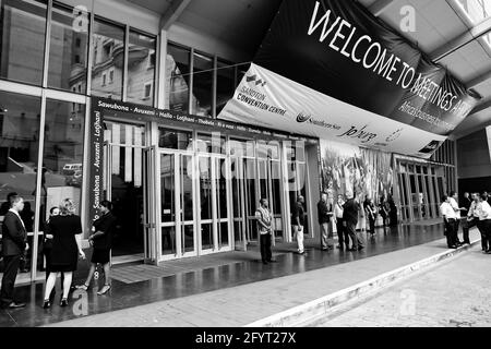 JOHANNESBURG, SÜDAFRIKA - 05. Jan 2021: Johannesburg, Südafrika - 29. Februar 2012: Außenansicht des Sandton Convention Center von Maude Stree Stockfoto