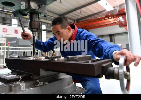 (210530) -- TAIYUAN, 30. Mai 2021 (Xinhua) -- EIN Arbeiter stellt einen Hubschrauber auf der Shanxi Hubschrauber Entwicklungs- und Produktionsbasis in Taiyuan, nordchinesische Provinz Shanxi, am 25. Mai 2021. Die Shanxi Hubschrauber Entwicklungs- und Produktionsbasis mit Sitz in Taiyuan ging vor kurzem in Betrieb. Die Basis verfügt über ein professionelles Helikopter-Design- und Forschungsteam mit mehr als 7,000 proprietären Designs. Derzeit produziert die Basis hauptsächlich einmotorige Zweisitz- und Doppelmotor-Viersitzhubschrauber, die für den Tourismus, die Landwirtschaft, die Flugausbildung, die Feuerrettung und medizinische Assis eingesetzt werden Stockfoto