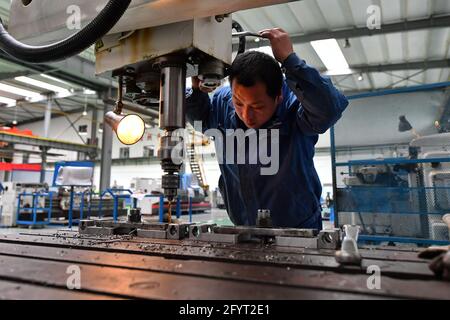 (210530) -- TAIYUAN, 30. Mai 2021 (Xinhua) -- EIN Arbeiter stellt einen Hubschrauber auf der Shanxi Hubschrauber Entwicklungs- und Produktionsbasis in Taiyuan, nordchinesische Provinz Shanxi, am 26. Mai 2021. Die Shanxi Hubschrauber Entwicklungs- und Produktionsbasis mit Sitz in Taiyuan ging vor kurzem in Betrieb. Die Basis verfügt über ein professionelles Helikopter-Design- und Forschungsteam mit mehr als 7,000 proprietären Designs. Derzeit produziert die Basis hauptsächlich einmotorige Zweisitz- und Doppelmotor-Viersitzhubschrauber, die für den Tourismus, die Landwirtschaft, die Flugausbildung, die Feuerrettung und medizinische Assis eingesetzt werden Stockfoto