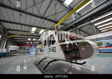 (210530) -- TAIYUAN, 30. Mai 2021 (Xinhua) -- EIN Hubschrauber ist am 26. Mai 2021 auf der Shanxi Helicopter Development and Manufacturing Base in Taiyuan, der nordchinesischen Provinz Shanxi, ausgestellt. Die Shanxi Hubschrauber Entwicklungs- und Produktionsbasis mit Sitz in Taiyuan ging vor kurzem in Betrieb. Die Basis verfügt über ein professionelles Helikopter-Design- und Forschungsteam mit mehr als 7,000 proprietären Designs. Derzeit produziert die Basis hauptsächlich einmotorige Zweisitzhubschrauber und zweimotorige Viersitzhubschrauber, die Tourismus, Landwirtschaft, Flugausbildung, Feuerrettung und medizinische Hilfe dienen Stockfoto