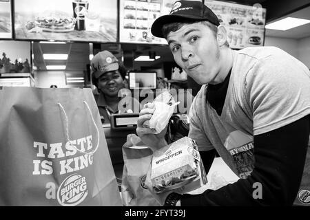 PRETORIA, SÜDAFRIKA - 06. Jan 2021: Pretoria, Südafrika - 28 2014. Juni: Burger King Restaurant Opening Day Stockfoto